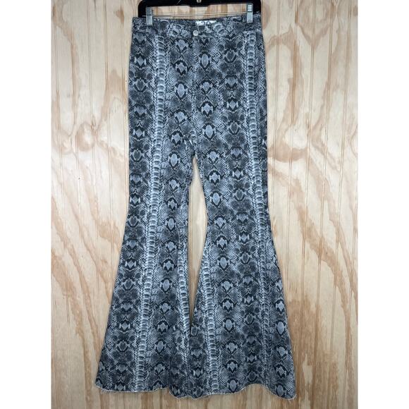 Free People We The Free Snake Print Bell Bottom Flare Jeans Stretch Size 29 - Picture 2 of 7